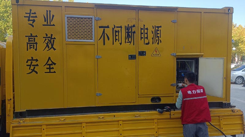 万安柴油发电机组和UPS电源配合使用时，如何避免切换过程中的电力中断？
